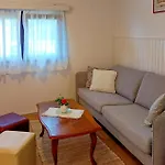 Vikendica 2 Bedroom Lovely In