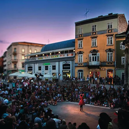 Semesterbostad 2 Bedroom Lovely In Pula