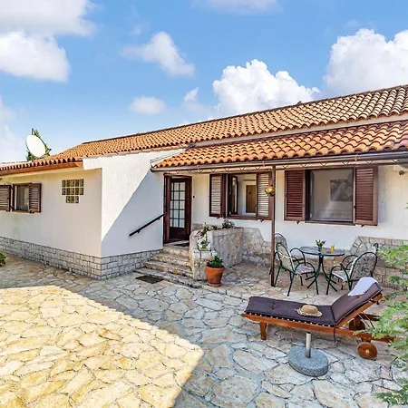 2 Bedroom Lovely In Сasa de vacaciones *