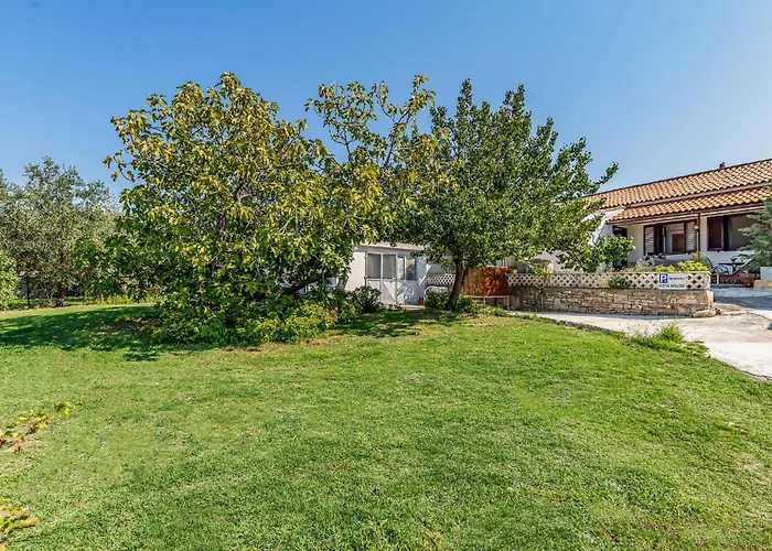 Vikendica 2 Bedroom Lovely In *